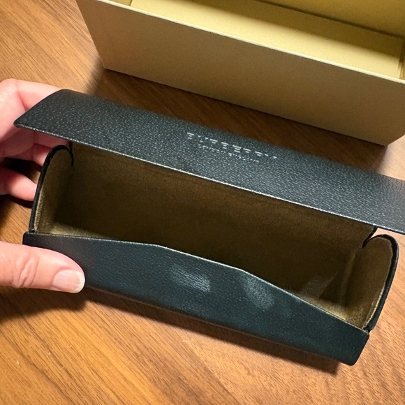 Burberry sunglasses case with exterior box - Picture 2 of 8